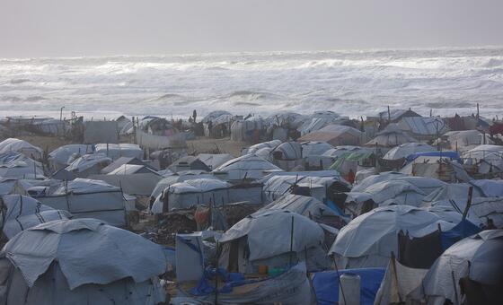Camp de déplacés à Gaza le long de la côte.